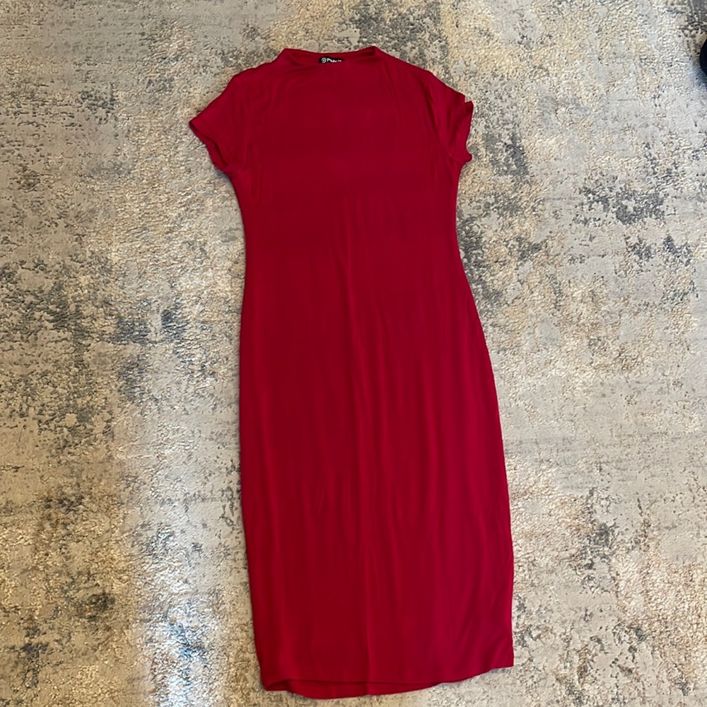 Red body con dress. Size medium. Good condition.